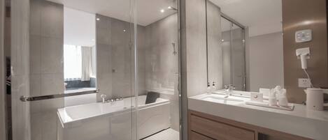 Premier-Zimmer, 1 Schlafzimmer, Zimmerreinigung, Stadtblick | Badezimmer