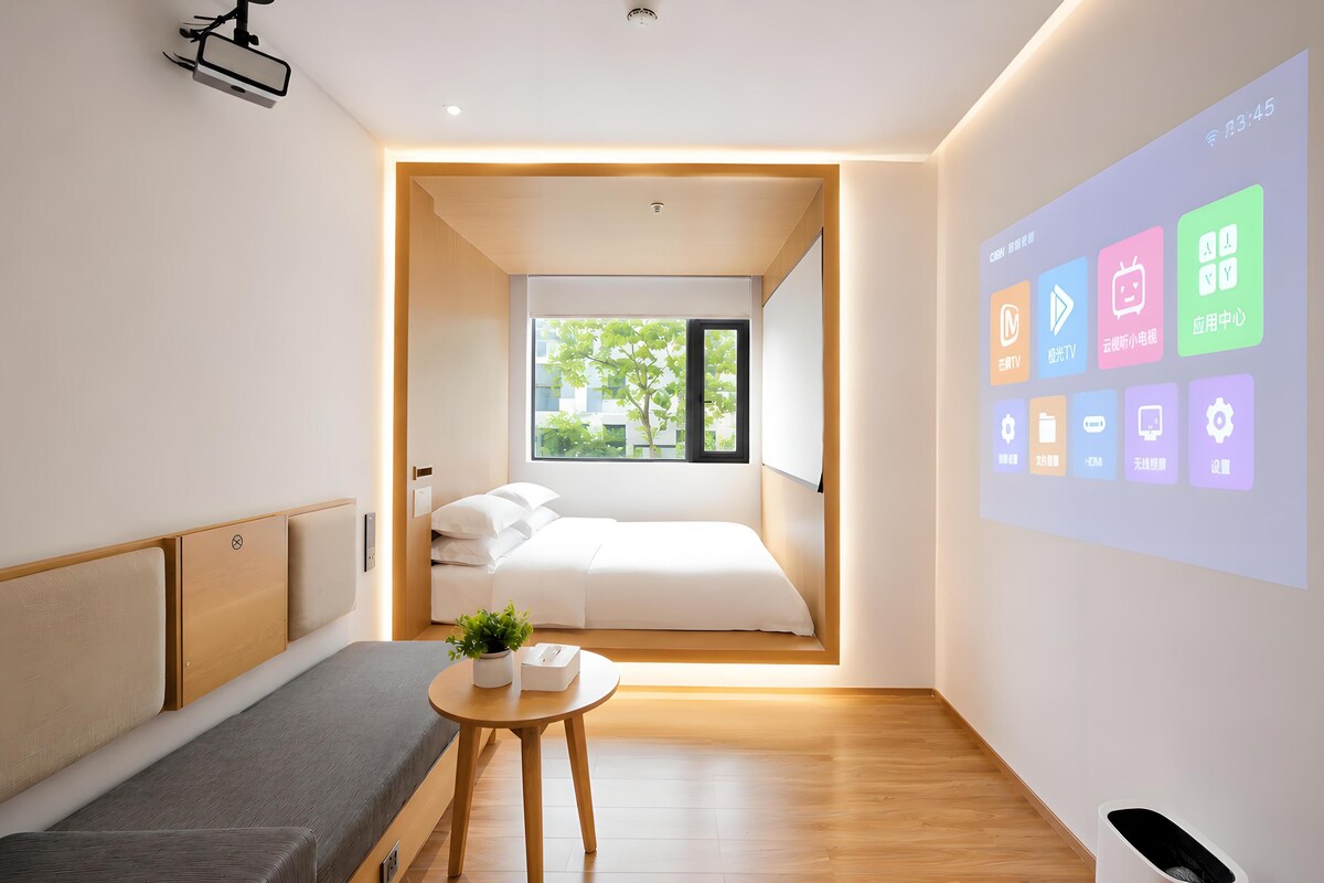 Habitación individual sénior, 1 cama de matrimonio, Servicio de limpieza, vistas a la ciudad | Ropa de cama de alta calidad y edredones de plumas