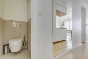Ein modernes Badezimmer mit Toilette, Bidet und Handtrockner.