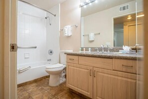 Bathroom - Cozy 1-bedroom apartment with AC in lovely Palm  Breezes Resort (Palm Desert)