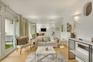 Ein modernes Wohnzimmer mit Sofa, Couchtisch und Kamin.