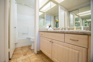 Hair dryer, towels, soap, toilet paper - Cozy 1-bedroom apartment with AC in awesome Palm Breezes Resort (Palm Desert)