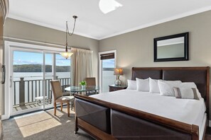 4 bedrooms, iron/ironing board, Internet, bed sheets - Main Channel Views! Luxe Tan-Tar-A Estates Home (Osage Beach)