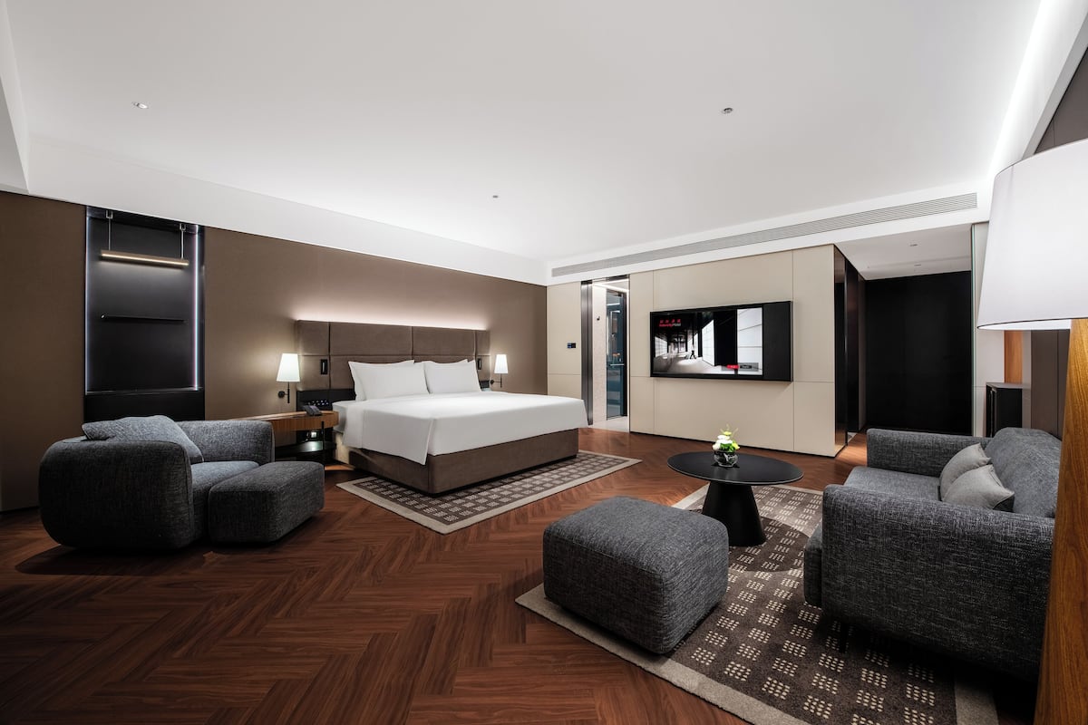 Phòng Superior | Chăn bông, minibar với thức uống miễn phí, bàn