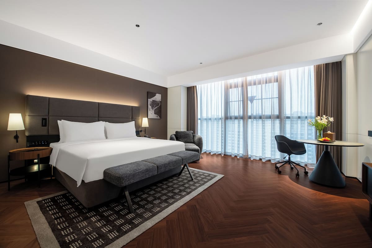 Phòng Superior | Chăn bông, minibar với thức uống miễn phí, bàn