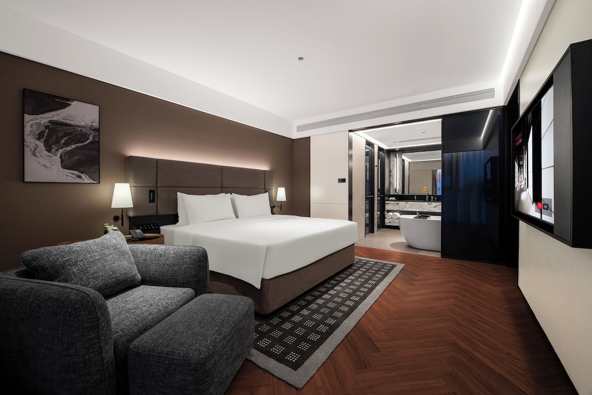 Phòng Superior | Chăn bông, minibar với thức uống miễn phí, bàn