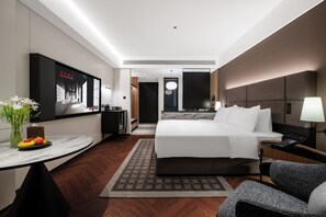 Cubrecamas, minibar con artículos gratuitos y escritorio 