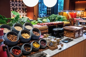 Un buffet de petit-déjeuner proposant une variété d’aliments et une machine à café.