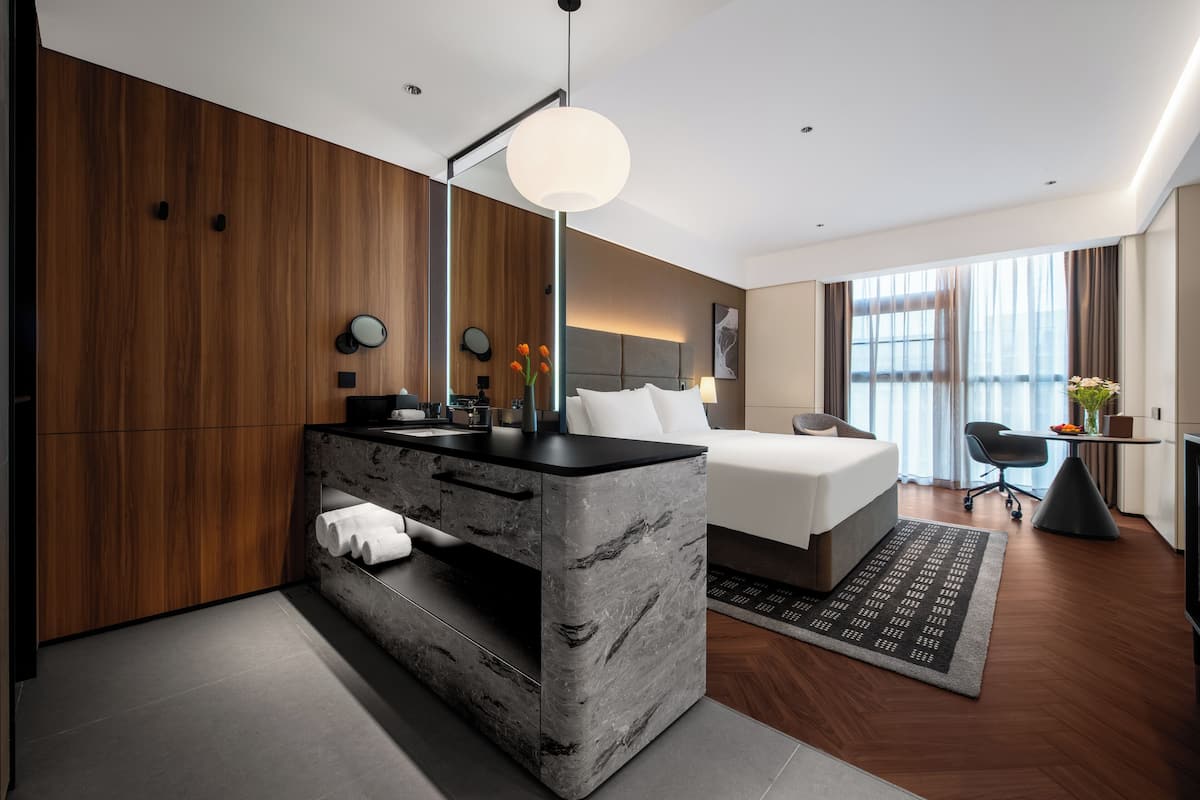 Phòng Superior | Chăn bông, minibar với thức uống miễn phí, bàn