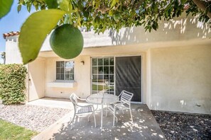 Outdoor dining - Cozy 1-bedroom apartment with AC in awesome Palm Breezes Resort (Palm Desert)