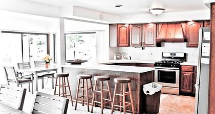 Yiayias’ 4-bedroom Cottage - walking distance to bothGrandHaven beaches and town