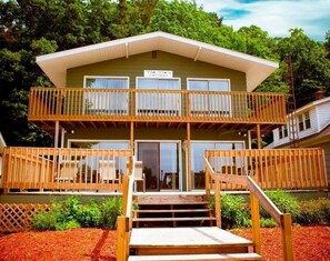 Exterior - Yiayias’ 4-bedroom Cottage - walking distance to bothGrandHaven beaches and town (Grand Haven)