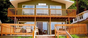 Yiayias’ 4-bedroom Cottage - walking to both Grand Haven Beaches and Downtown