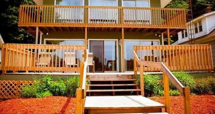 Yiayias’ 4-bedroom Cottage - walking to both Grand Haven Beaches and Downtown
