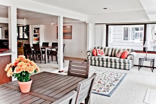 Yiayias’ 4-bedroom Cottage - walking distance to bothGrandHaven beaches and town