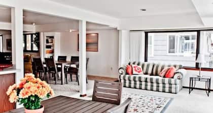 Yiayias’ 4-bedroom Cottage - walking distance to bothGrandHaven beaches and town