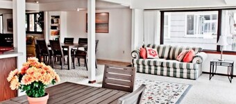 Yiayias’ 4-bedroom Cottage - walking distance to bothGrandHaven beaches and town