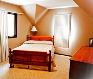 WiFi, bed sheets - Yiayias’ 4-bedroom Cottage - walking distance to bothGrandHaven beaches and town (Grand Haven)