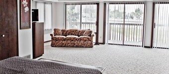Yiayias’ 4-bedroom Cottage - walking distance to bothGrandHaven beaches and town