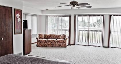 Yiayias’ 4-bedroom Cottage - walking distance to bothGrandHaven beaches and town