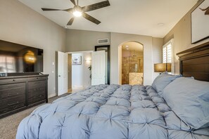 4 bedrooms, iron/ironing board, Internet, bed sheets - Game Room, Backyard Oasis! Glendale Group Getaway (Glendale)