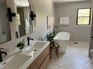 Hair dryer, towels - The Alpine Brisa | Sleeps 12 | Close to Pinchot Lake (Wellsville)