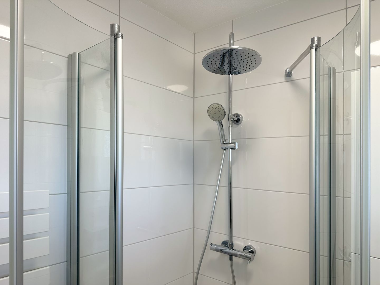 Douche, sèche-cheveux, serviettes fournies