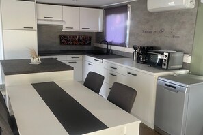 Frigorífico, microondas, placa de cocina y lavavajillas