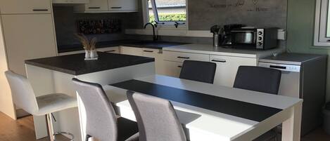 Réfrigérateur, four à micro-ondes, surface de cuisson, lave-vaisselle