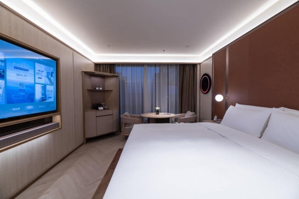 Basic Room, 1 King Bed, Non Smoking | Blackout drapes, soundproofing, iron/ironing board, free WiFi