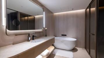Phòng Suite Executive, 1 giường cỡ king, không hút thuốc | Phòng tắm | Máy sấy tóc, dép đi trong nhà, khăn tắm, dầu gội