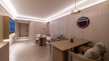 Executive Suite, 1 King Bed, Non Smoking | Interior