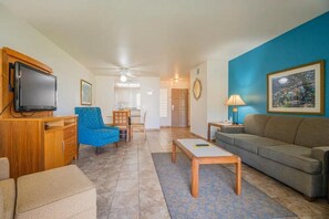 Living area - Cozy 1-bedroom apartment with AC in fantastic Palm Desert Breezes (Palm Desert)