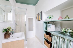 Shower, hair dryer, bidet, towels - The beating heart of Lucca, at Casa Nara (Lucca)