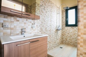 Shower, hair dryer, towels - Pleiades Luxury Villa, Estrellas Luxury Villas (Kefalonia)