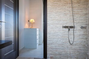 Douche, sèche-cheveux, serviettes fournies