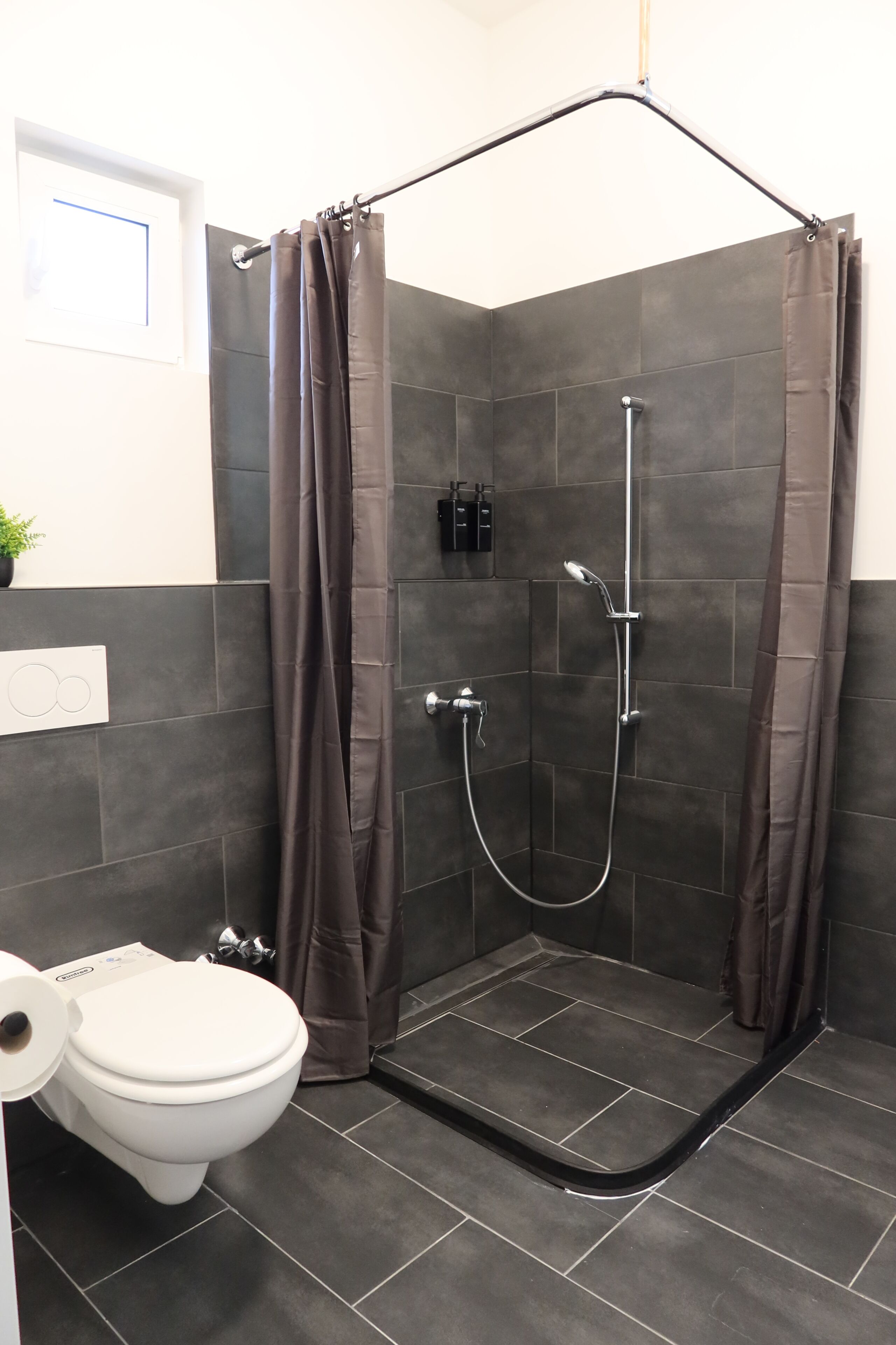 Familien-Dreibettzimmer | Badezimmer | Dusche, Haartrockner, Handtücher, Seife