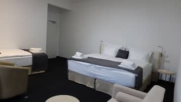 Chambre triple familiale | Accès au Wi-Fi (inclus), literie fournie