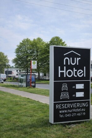 Property grounds - nurHotel (Reinbek)