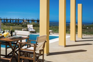 Outdoor dining - Orion Luxury Villa, Estrellas Luxury Villas (Kefalonia)