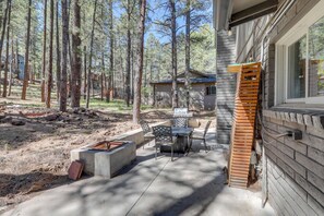 Outdoor dining - Bring Your Pets! Family Flagstaff Haven w/ Yard (Flagstaff)