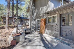 Outdoor dining - Bring Your Pets! Family Flagstaff Haven w/ Yard (Flagstaff)