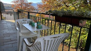 Outdoor dining - Lakeview Apartment in Luino for 4 (Luino)