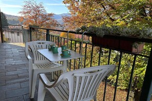 Outdoor dining - Lakeview Apartment in Luino for 4 (Luino)