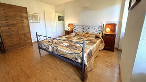 1 bedroom - Lakeview Apartment in Luino for 4 (Luino)