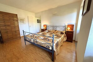 Room - Lakeview Apartment in Luino for 4 (Luino)