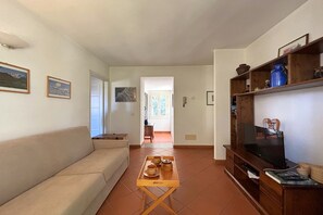 Living area - Lakeview Apartment in Luino for 4 (Luino)