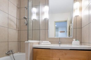 Shower, hair dryer - Résidence Pierre Vacances 1-bedroom apartment (Flaine)