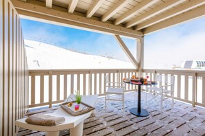 Outdoor dining - Apartment with Access to Infrared Sauna (La Plagne-Tarentaise)