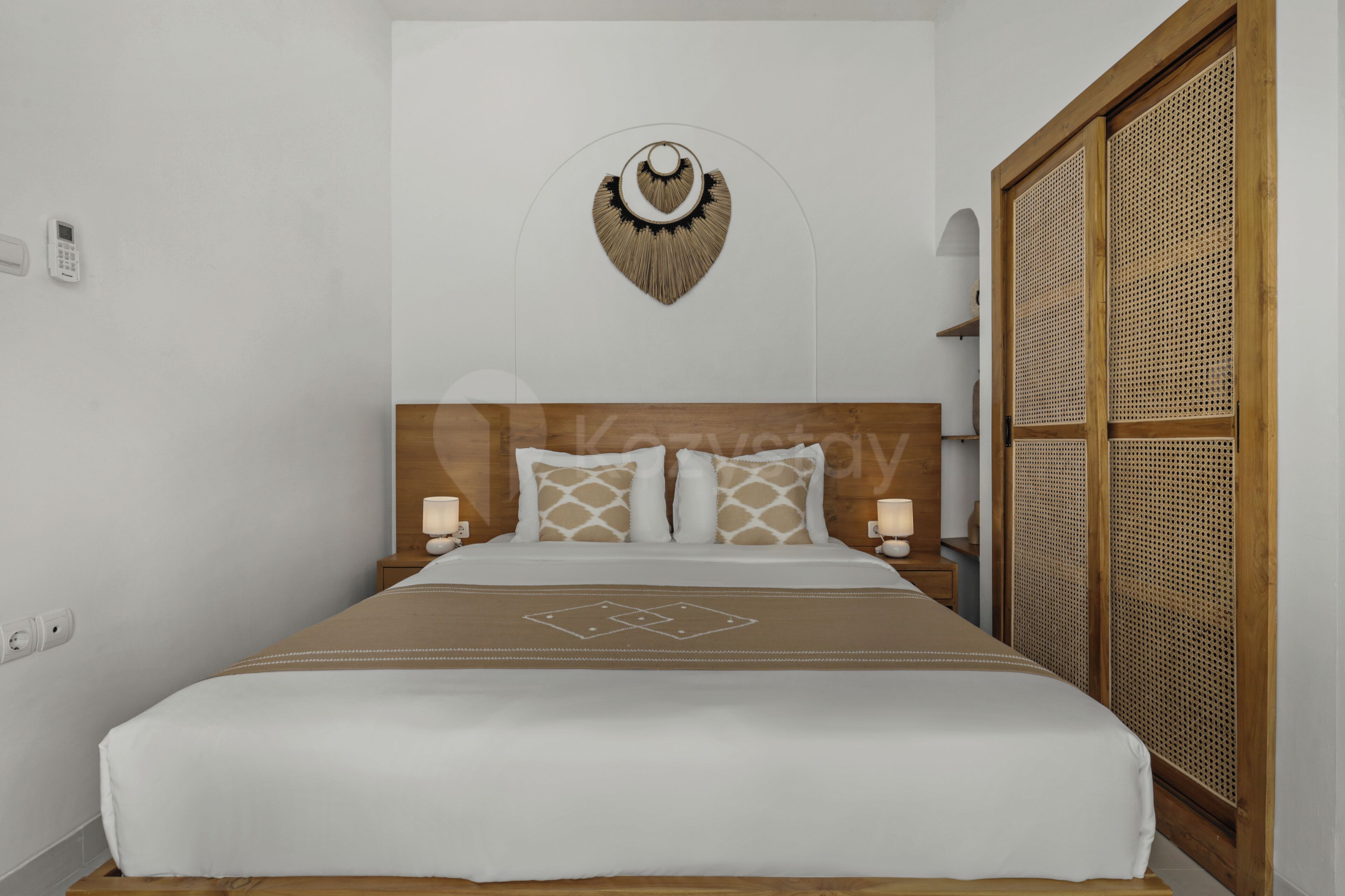 Villa, 3 habitaciones, vistas a la piscina | Escritorio, tabla de planchar con plancha, wifi gratis y ropa de cama